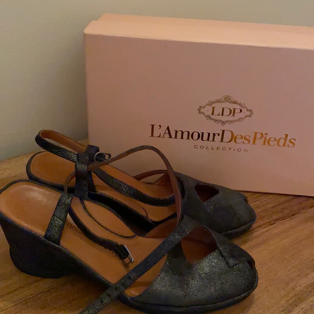 L’amour des Pieds strappy wedge sandal / size 7.5